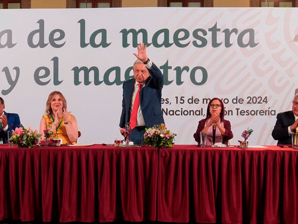 López Obrador recibe a maestros