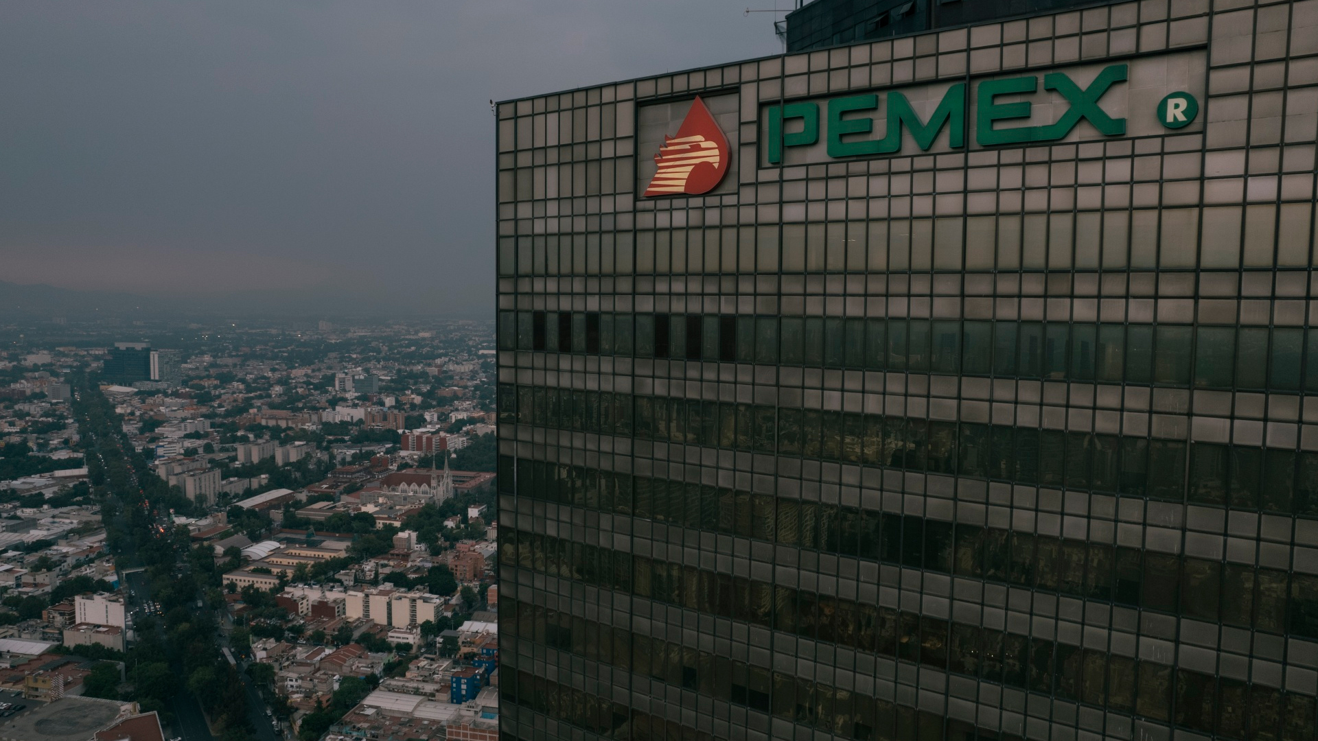 Fitch eleva la calificación de Pemex a BB+