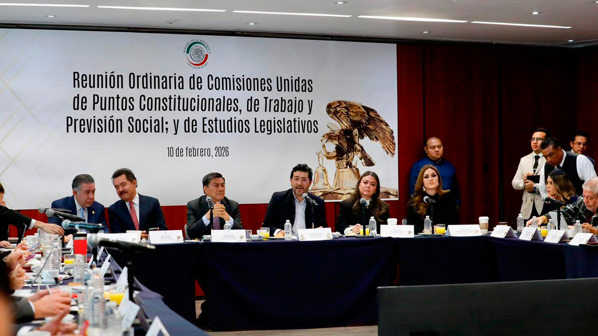 Avanza reforma de 40 horas con respaldo opositor en comisiones